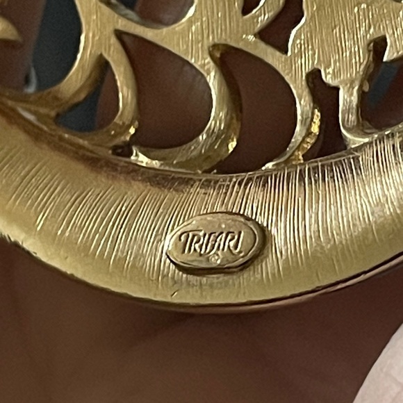 Trifari Golden Enamel Bib Necklace. Rare. EUC - Picture 2 of 2